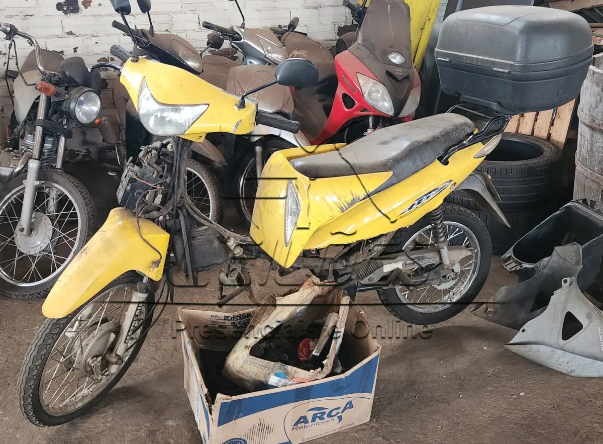 LOTE 009 - HONDA BIZ 125 KS, ano/modelo 2007/2008, cor amarela, com motor desmontado.