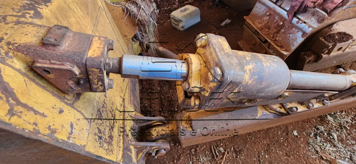 LOTE 003 - Trator de esteiras Maxx Loader MT165, modelo T16, ano/modelo 2013, cor amarela