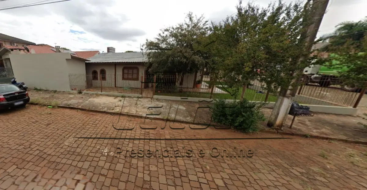 LOTE 001 - Terreno urbano com área de 380,25m², situado no lado ímpar da Rua Pinheiro Machado, esquina com a Rua Senador Alberto Pasqualini, lote 304 da quadra 82, no Loteamento Irmãos Martini, na cidade de Não-Me-Toque/RS. Sobre o referido terreno há a construção de uma casa de alvenaria, coberta com telhas de cimento amianto, com 69,88m², devidamente averbada na matrícula conforme Av.7-3.176. Contudo, conforme constante no laudo de avaliação, a edificação possui 163,29m². Imóvel objeto da matrícula nº 3.176 do Registro de Imóveis de Não-Me-Toque.