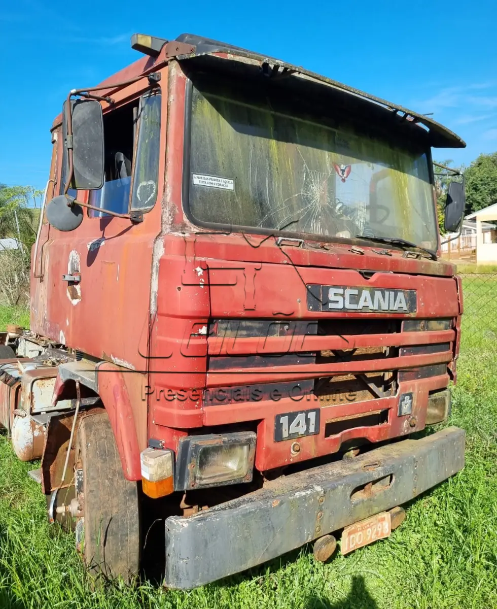 LOTE 006 - Caminhão trator SCANIA, modelo LKS 141, ano/modelo 1979/1979, cor vermelha, registrado em Carazinho/RS, no estado em que se encontra.