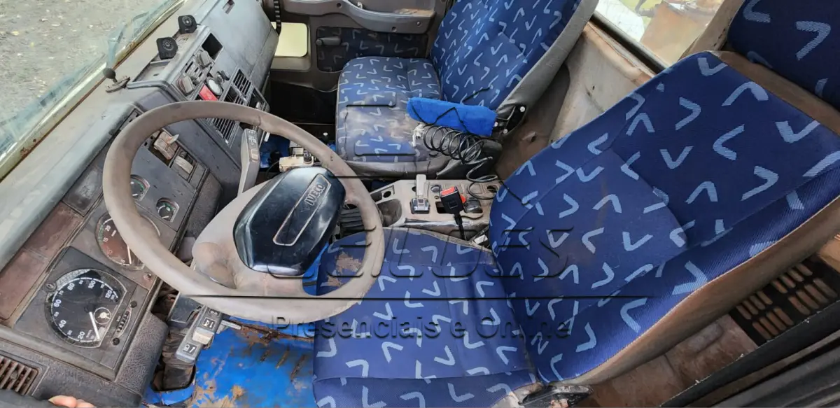 LOTE 004 - Caminhão Iveco/Tector 260E28, 6x4, traçado, 2014/2014, carroceria basculante