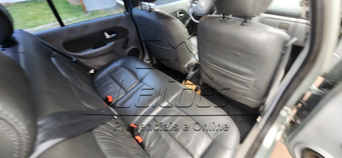 LOTE 008 - I/RENAULT CLIO PRIVILÉGE HI-FLEX 1.6, ano/modelo 2007/2008, cor cinza, à álcool/gasolina, 5 portas sedan, completo, emplacado em Carazinho/RS.