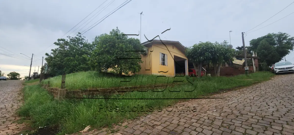LOTE 002 - Fração ideal de 160,41m², sobre a qual existe a edificação em alvenaria coberta com telhas de cimento amianto, cujo terreno correspondente a 1/6 (um sexto) do imóvel objeto da matrícula nº 1.486 do livro 2-RG do Registro de Imóveis de Não-Me-Toque/RS, de propriedade do executado, consistente em um terreno urbano com a área de 962,50m², com três casas residenciais com a área de 63,24m², cada uma, sob nºs 144, 156 e 170, situado no lado par da Rua Carazinho, esquina com o lado ímpar da Rua Espumoso, no Bairro Santo Antônio, na cidade de Não-Me-Toque/RS, lote 302 da quadra 195.