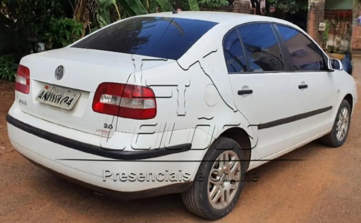LOTE 006 - Automóvel VW POLO SEDAN 2.0, ano/modelo 2003/2003, cor branca, motorização 8v, à gasolina e com 116cv de potência, com 119.096km, completo.