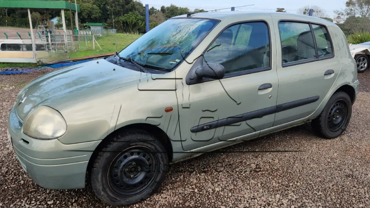 LOTE 005 - Automóvel RENAULT/CLIO RN 1.0 16V, ano/modelo 2002/2003, cor bege, à gasolina e com 68cv de potência, emplacado em Carazinho/RS.