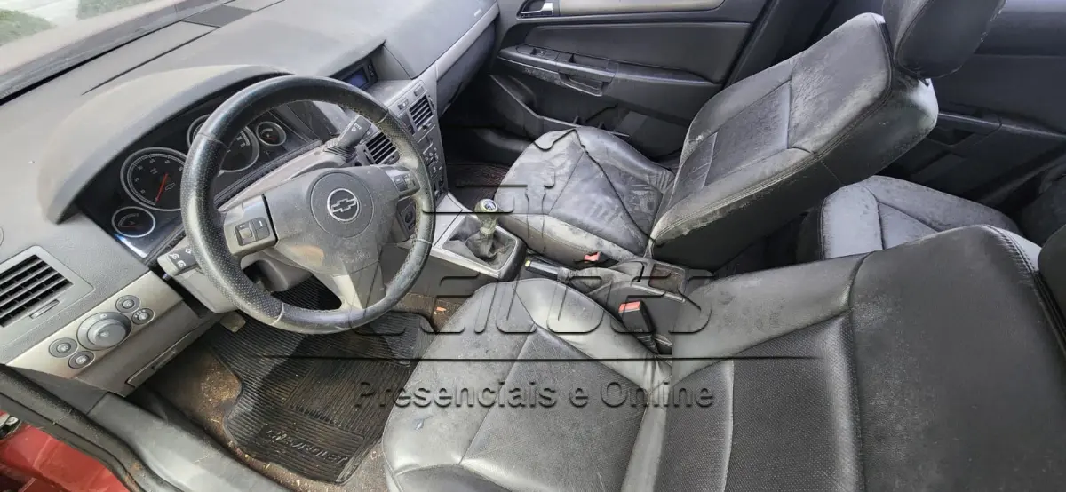 LOTE 007 - GM/VECTRA HATCH 4P GT-X, ano/modelo 2007/2008, cor vermelha, à álcool/gasolina, 128cv de potência, completo, emplacado em Carazinho/RS