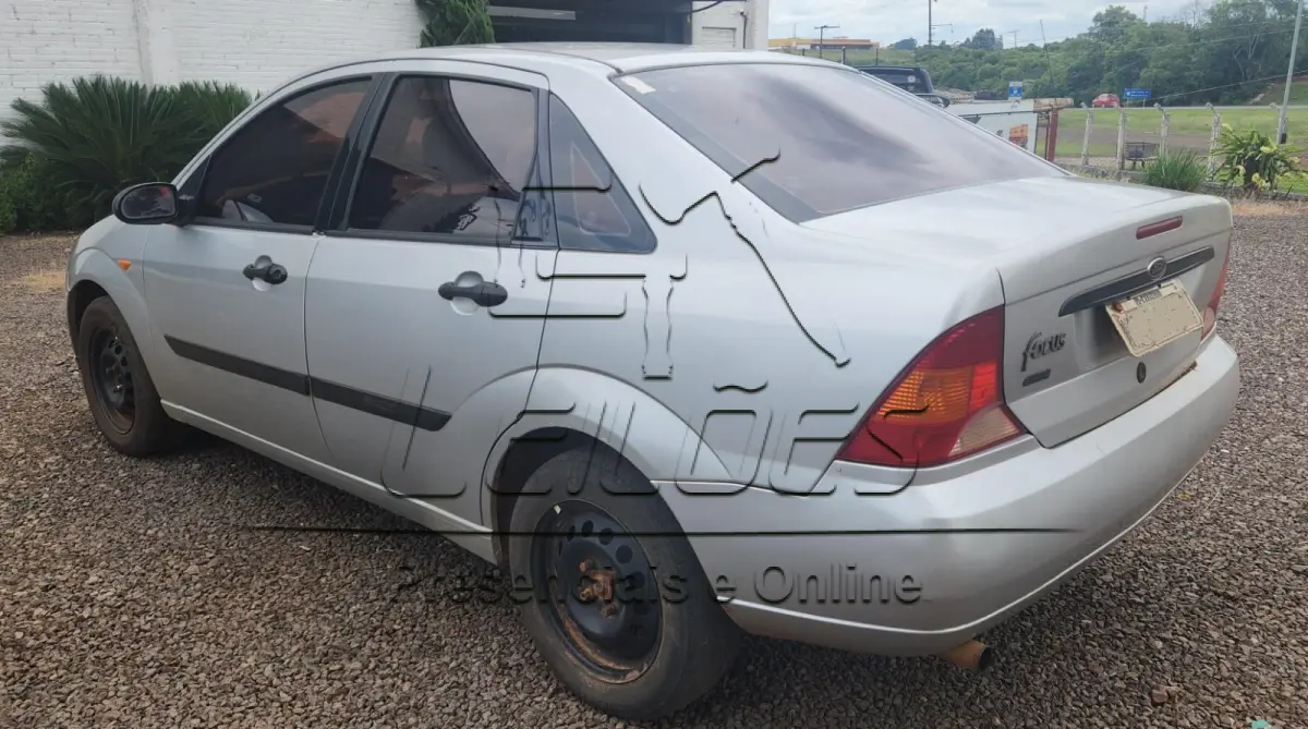 LOTE 004 - Automóvel I/FORD FOCUS 1.8L FC, ano/modelo 2003/2003, cor prata, à gasolina e com 115cv de potência, emplacado em Carazinho/RS.