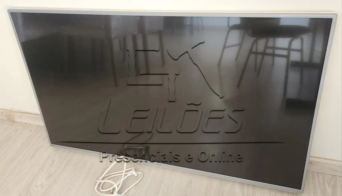 LOTE 006 - Um aparelho televisor da marca LG, tela plana, 49 polegadas, sem controle.