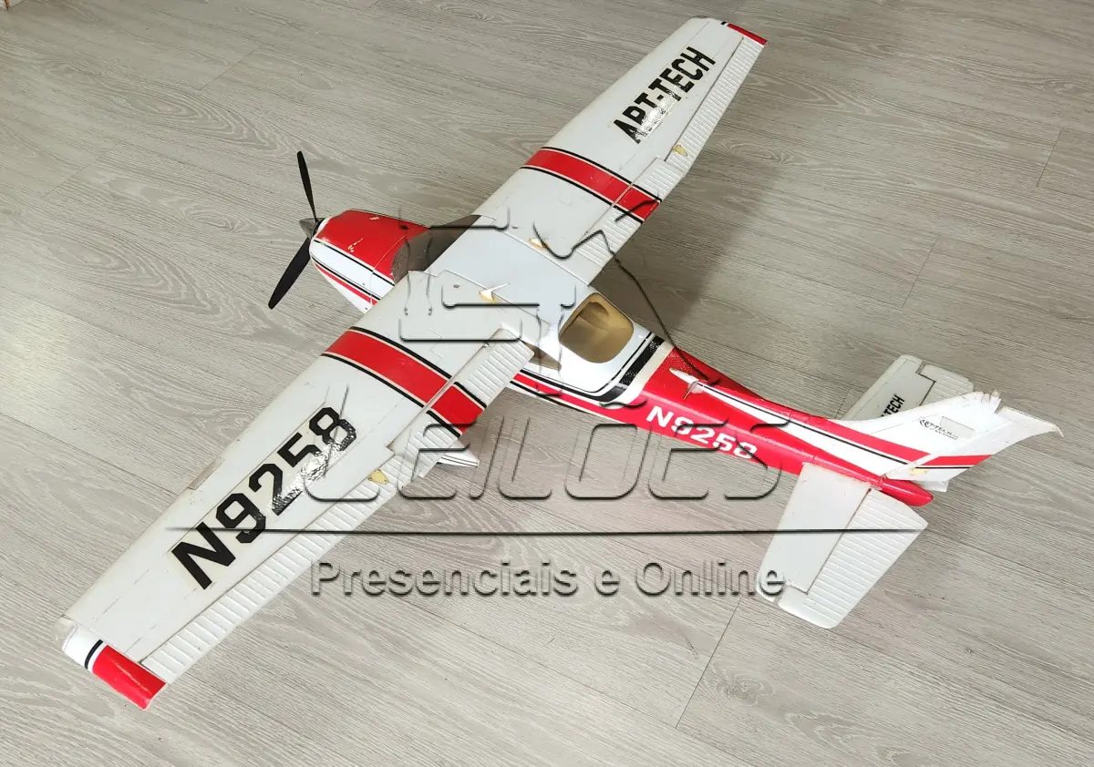 LOTE 007 - Um avião aeromodelo Cessna 182, elétrico Glow 120, em estado de novo.