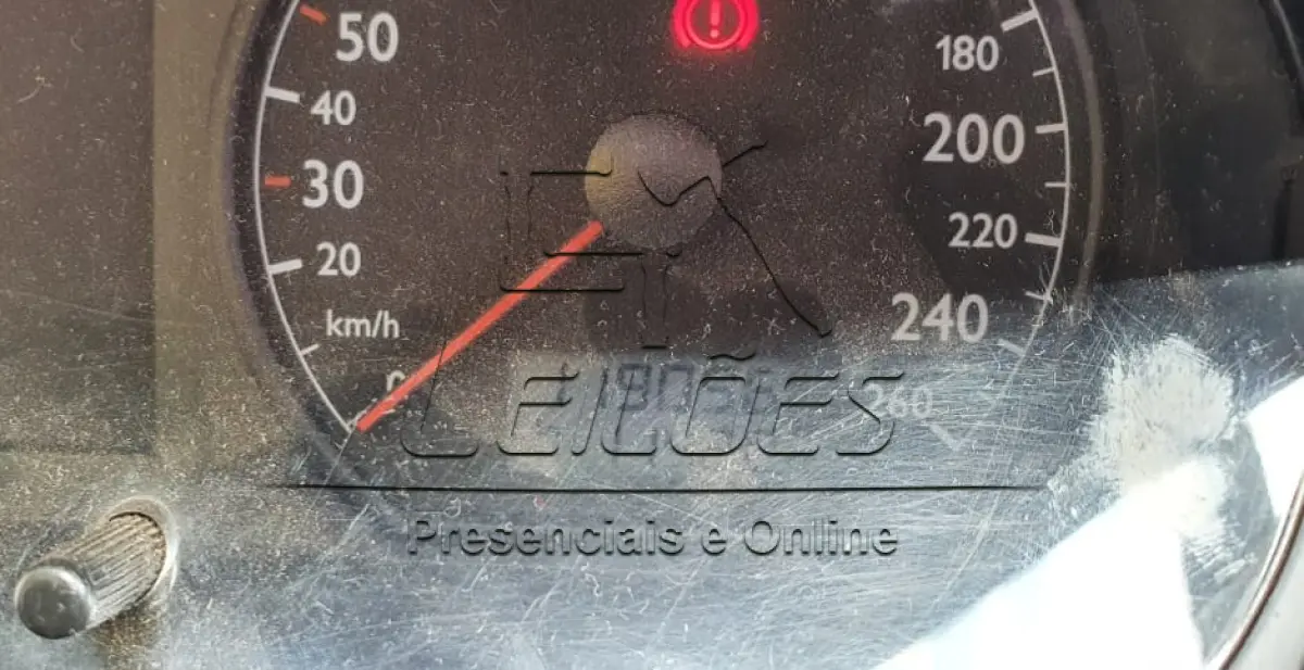 LOTE 006 - Automóvel VW POLO SEDAN 2.0, ano/modelo 2003/2003, cor branca, motorização 8v, à gasolina e com 116cv de potência, com 119.096km, completo.