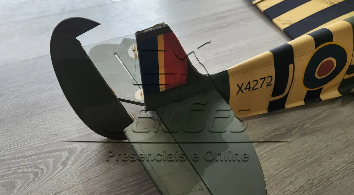 LOTE 008 - Um avião aeromodelo Hangar 9 Spitfire MK IX 30ccARF, em estado de novo.