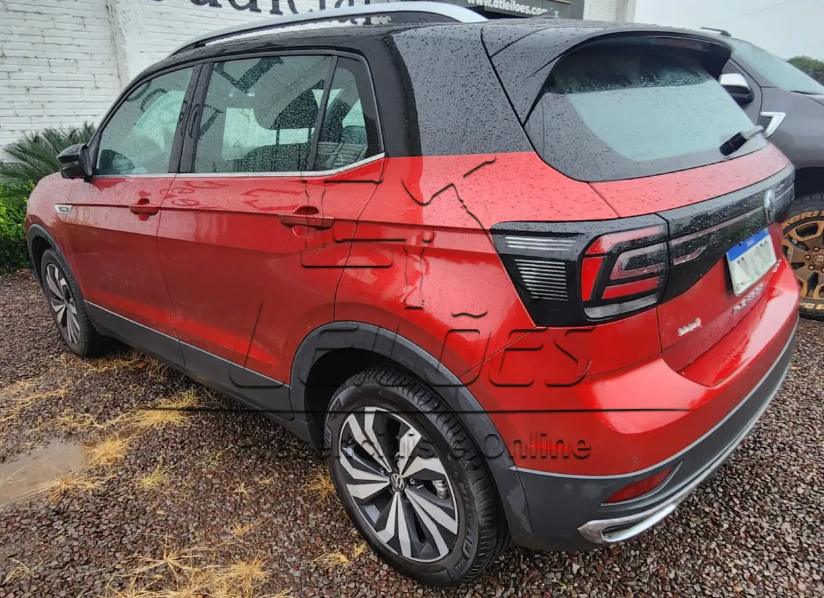 LOTE 001 - Automóvel VW / T Cross HL TSI AE, ano/modelo 2021/2022, cor vermelha, emplacado em Carazinho. Veículo completo, inclusive bancos em couro e teto solar.