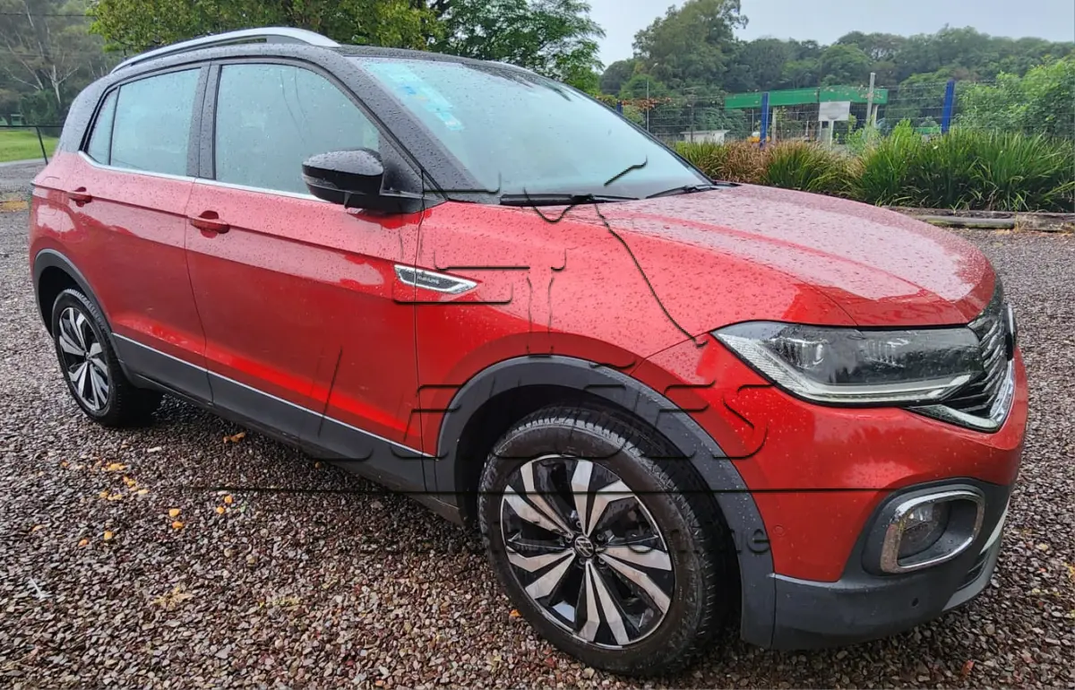 LOTE 001 - Automóvel VW / T Cross HL TSI AE, ano/modelo 2021/2022, cor vermelha, emplacado em Carazinho. Veículo completo, inclusive bancos em couro e teto solar.