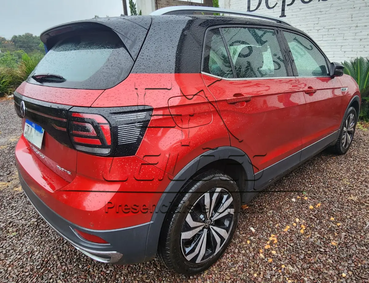 LOTE 001 - Automóvel VW / T Cross HL TSI AE, ano/modelo 2021/2022, cor vermelha, emplacado em Carazinho. Veículo completo, inclusive bancos em couro e teto solar.