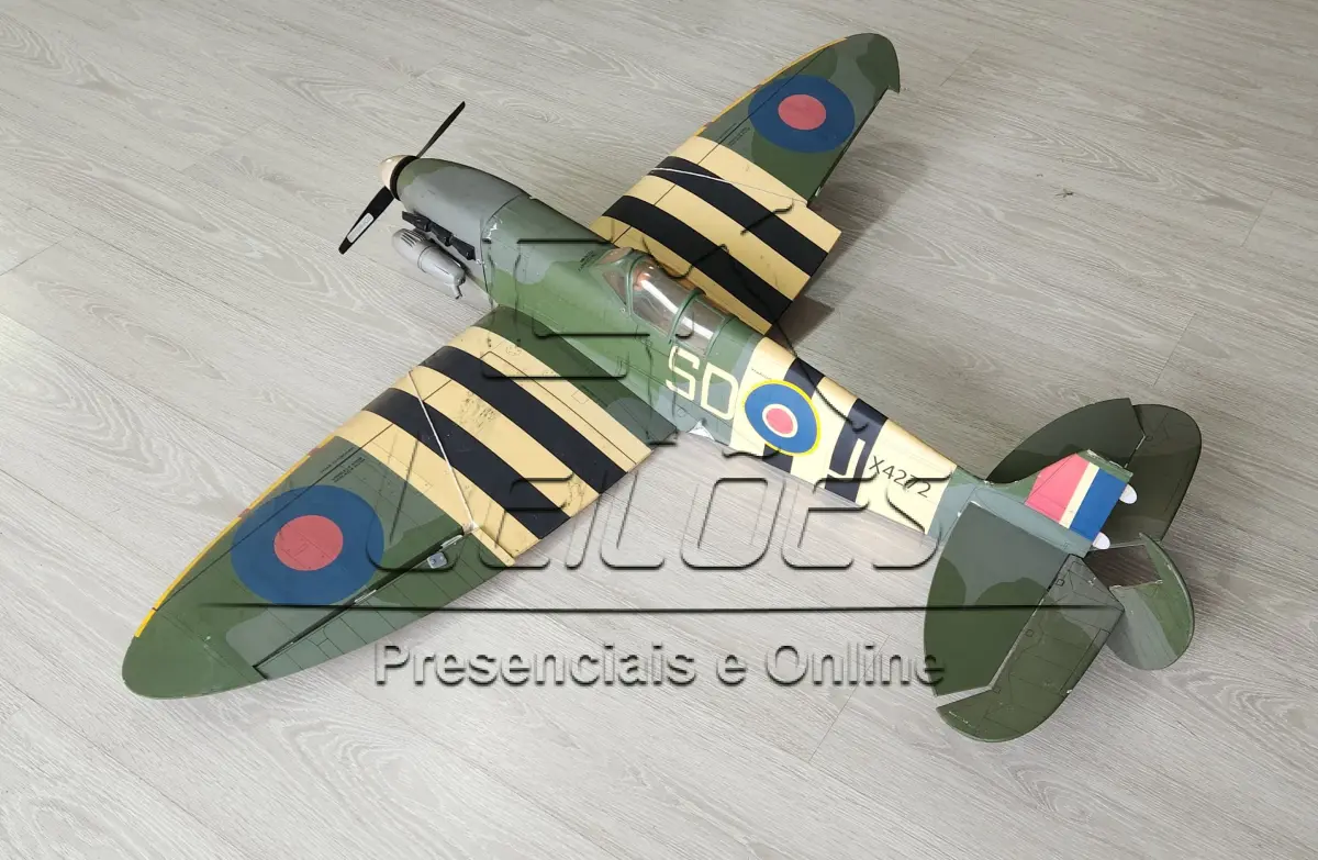 LOTE 008 - Um avião aeromodelo Hangar 9 Spitfire MK IX 30ccARF, em estado de novo.