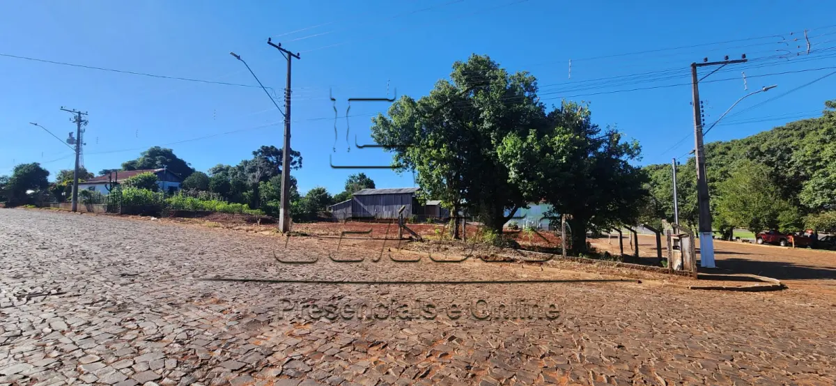 LOTE 001 - Terreno urbano com a área de 1.141,65m², situado no lado ímpar da Rua José Alexandre Neuwald, esquina com a Rua Prestes Guimarães, na cidade de Saldanha Marinho/RS. Imóvel este objeto da matrícula nº 5.132 do livro 2-RG do Registro de Imóveis de Santa Bárbara do Sul/RS.