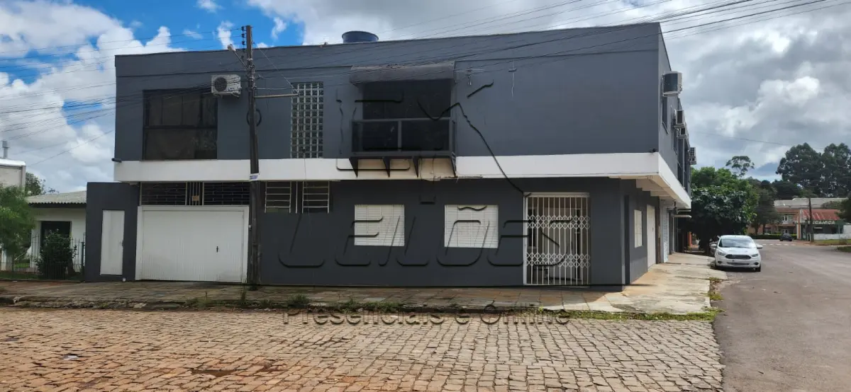 LOTE 003 - Prédio em alvenaria de dois pisos, com a área de 740m², com o terreno urbano com a área de 481,60m², situado na Rua Pe. Luiz Guanella, esquina com a Rua Cristóvão Colombo, nesta cidade de Carazinho. Imóvel objeto da matrícula nº 6.466 do livro 2-RG do Registro de Imóveis de Carazinho