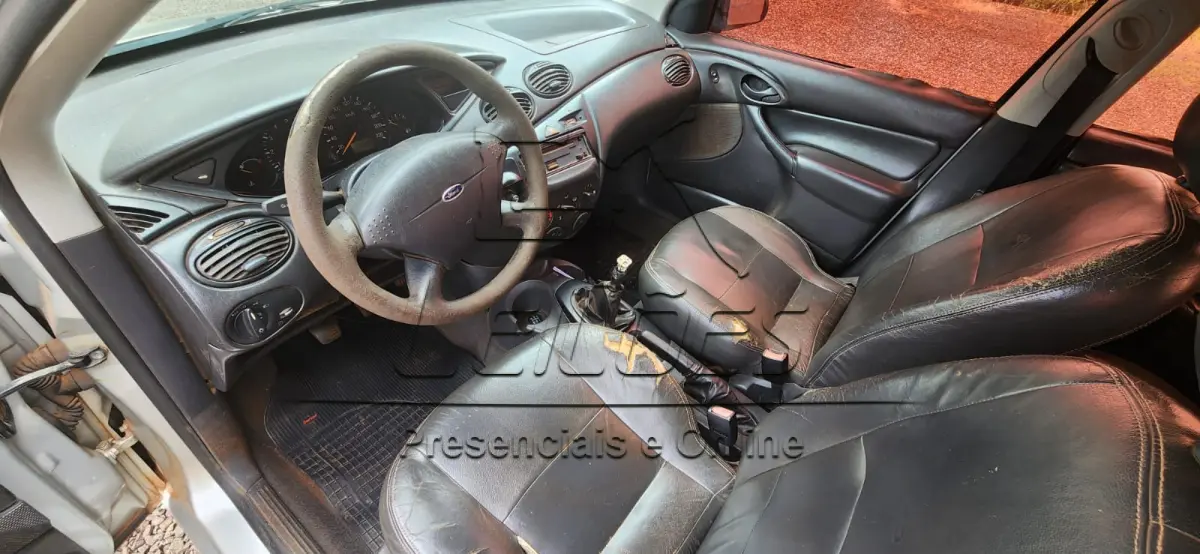 LOTE 779 - Automóvel I/FORD FOCUS 1.8L FC, ano/modelo 2003/2003, cor prata, à gasolina e com 115cv de potência, emplacado em Carazinho/RS.
