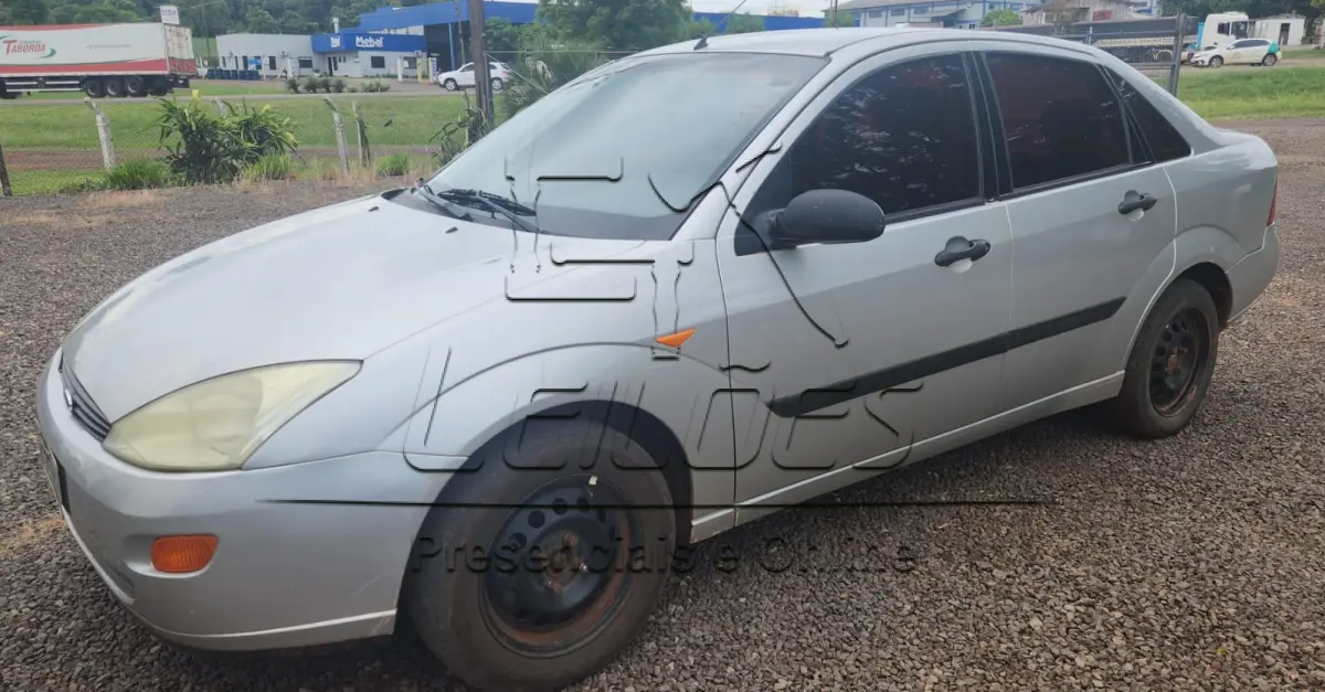 LOTE 779 - Automóvel I/FORD FOCUS 1.8L FC, ano/modelo 2003/2003, cor prata, à gasolina e com 115cv de potência, emplacado em Carazinho/RS.