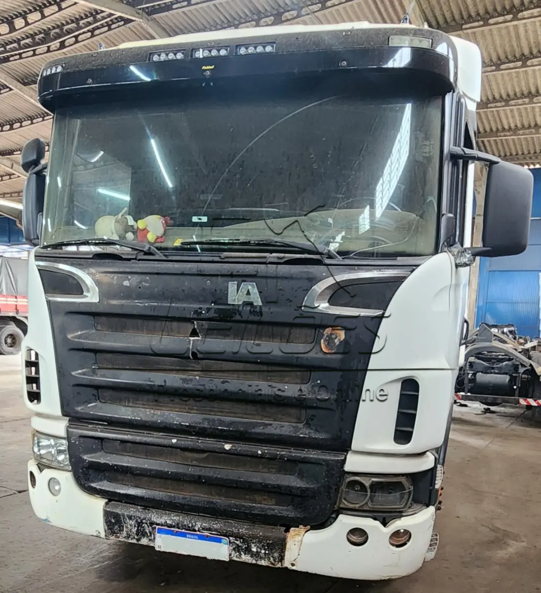 LOTE 000 - Lote único. Caminhão e carretas (lotes 001 e 002). Caminhão Scania/G 420 6x4, ano/modelo 2009, cor branca, 420cv, com tanque suplementar de 900l e com sistema de basculamento; e, Bi-Trem constituído de dois semi-reboques, ano/modelo 2016, com 2 eixos cada, sendo um com capacidade de carga de 10,46ton e outro com 11,62ton, ambos com carroceria basculante.