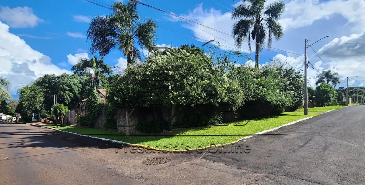 LOTE 002 - Terreno urbano com a área de 541,36m², dentro de um todo maior de 982,40m², objeto da matrícula nº 5.470 do livro 2-RG do Registro de Imóveis de Carazinho/RS, situado na Rua Charrua (onde mede 20,20m), esquina com a Rua David Canabarro (medindo 26,80m), possuindo piscina, ateliê e demais benfeitorias, lote 08 da quadra 27 no setor 04.