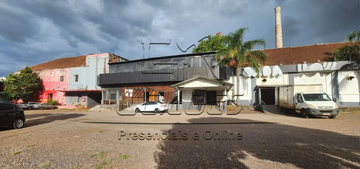 LOTE C-001 - Um terreno urbano com a área de 7.600m², medindo 95m de frente por 80m de frente a fundos, com todas as suas acessões e benfeitorias, localizado na Avenida Flores da Cunha, nesta cidade de Carazinho. Imóvel objeto da matrícula nº 3.593 do livro 2-RG do Ofício de Registro de Imóveis de Carazinho.