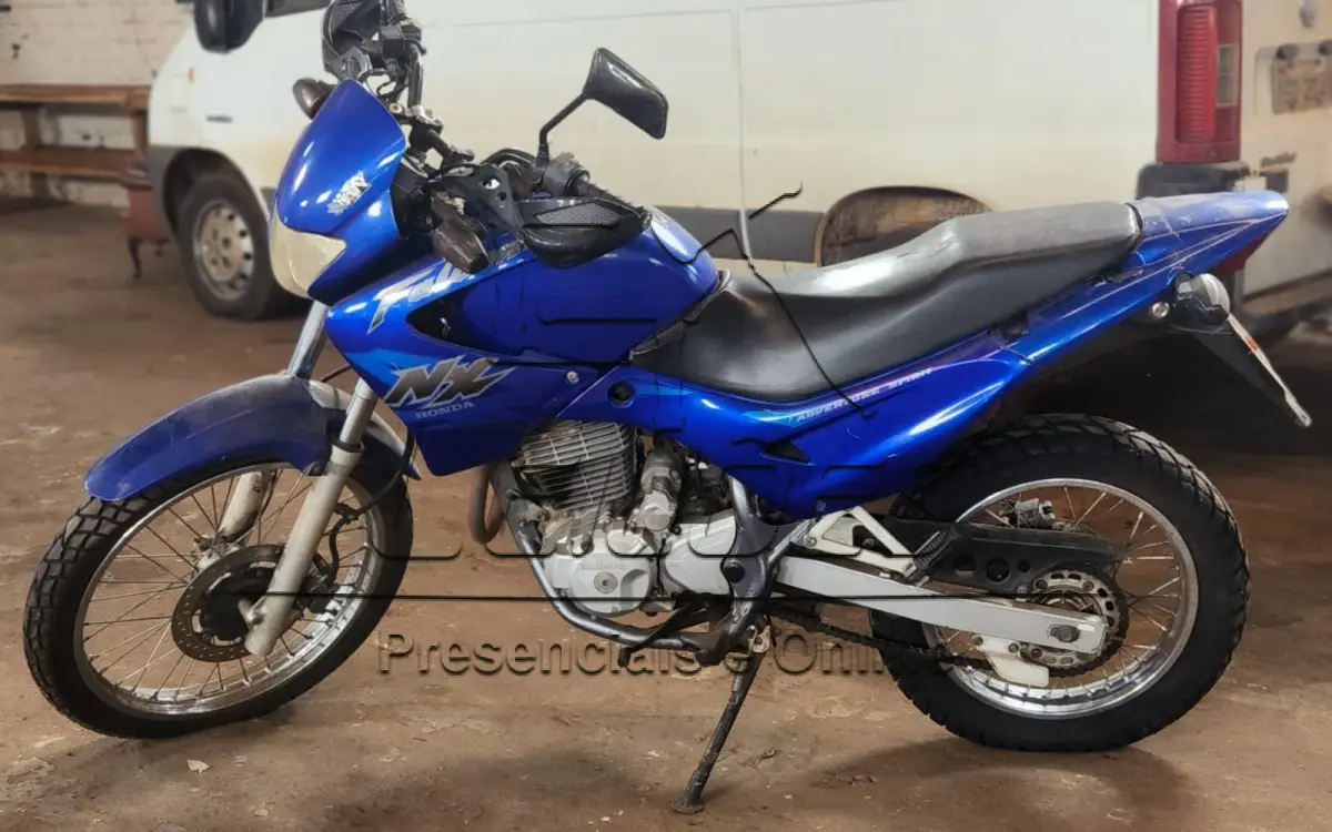 LOTE 007 - Motocicleta HONDA/NX-4 FALCON, ano/modelo 2000/2000, cor azul, à gasolina, registrada em Carazinho/RS.