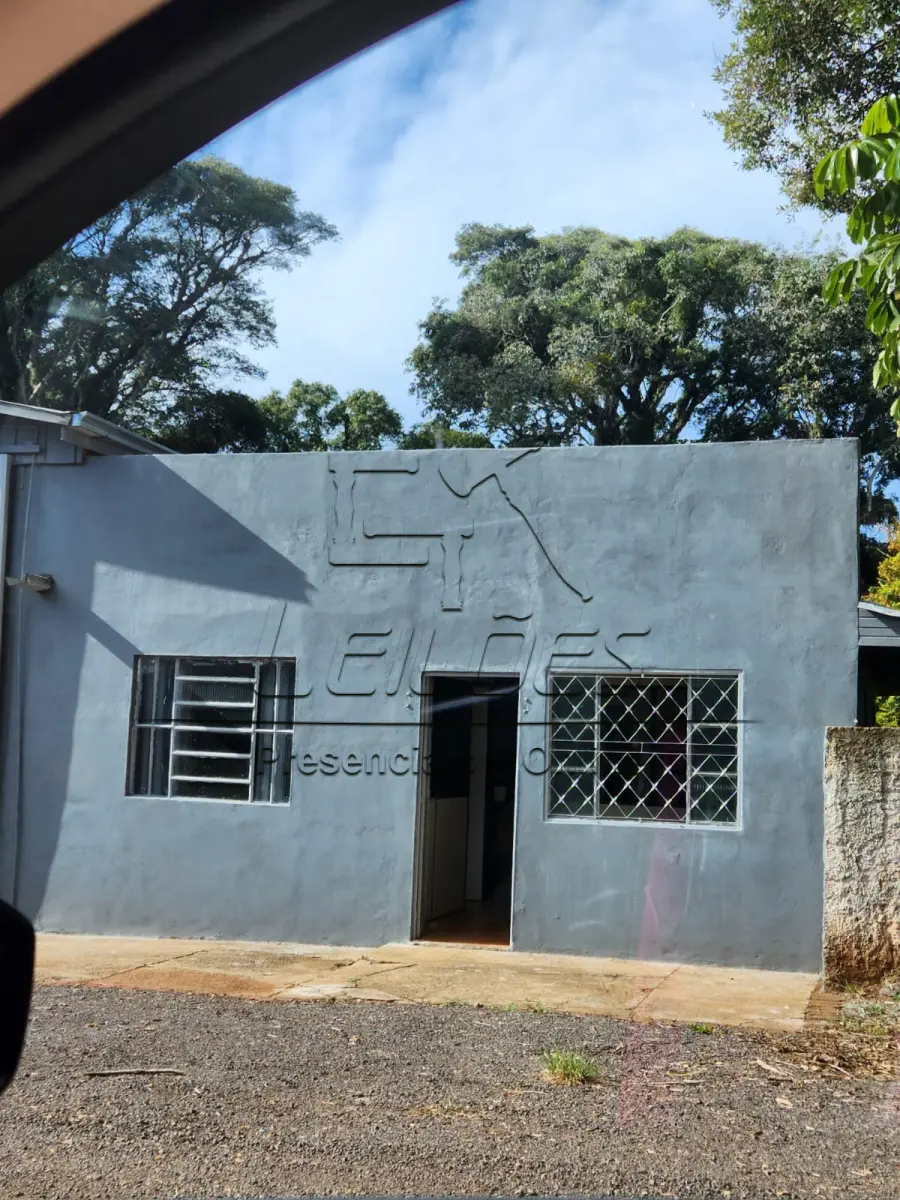 LOTE C-001 - Terreno urbano com a área de 555m², situado no lado ímpar da Rua Almirante Tamandaré, Vila Löf – área 3, nesta cidade de Carazinho, distante 31,50m da esquina com a Rua Antônio Vargas, lote 003 da quadra 147 no setor 006. Sobre o referido terreno há a construção de um galpão com a área de 323m², integrante da presente expropriação (onde funciona uma oficina, conforme certificado pelo oficial de justiça), cuja eventual regularização registral ficará a cargo da(o) arrematante. Imóvel objeto da matrícula nº 24.327 do livro 2-RG do Registro de Imóveis de Carazinho.