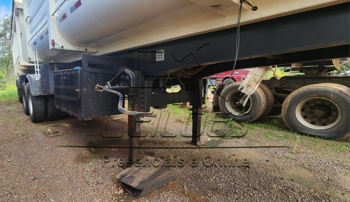 LOTE 002 - Bi-Trem constituído de dois semi-reboques, ano/modelo 2016,  com 2 eixos cada, sendo um com capacidade de carga de 10,46ton e outro com 11,62ton, ambos com carroceria basculante