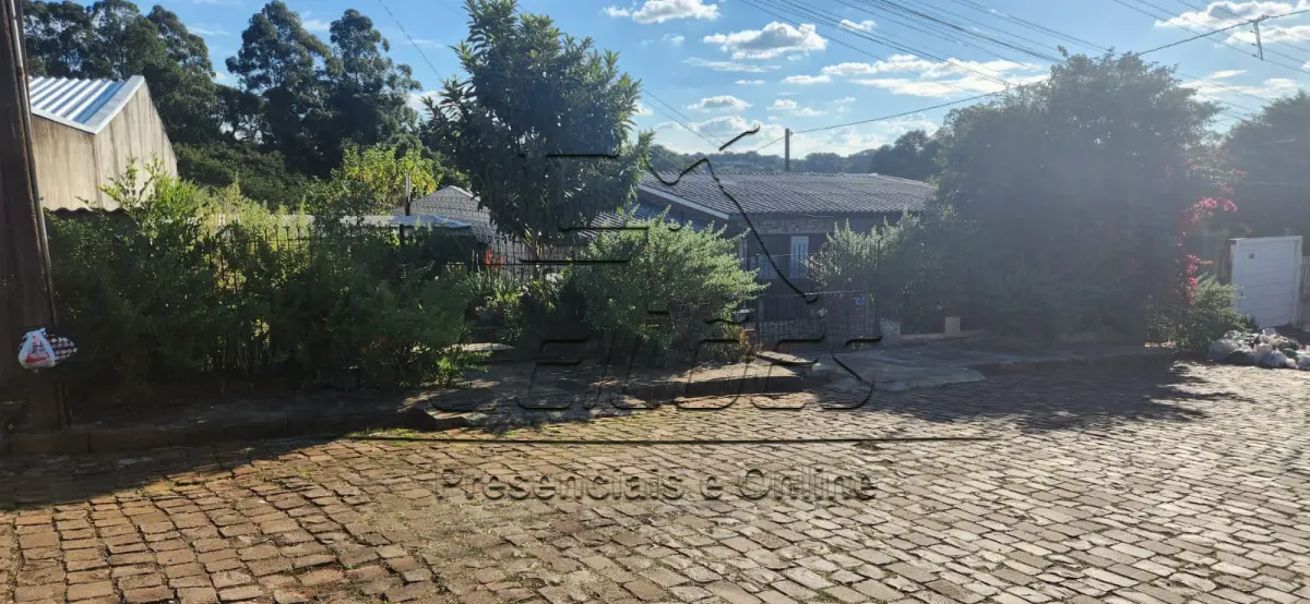 LOTE C-003 - Terreno urbano com a área de 582m², com uma casa sob nº 466, situado no lado par da Rua Bispo Laranjeiras, distante 39m da esquina com a Rua Euclides Cunha, Bairro São Pedro, nesta cidade de Carazinho, lote 01 da quadra 33 no setor 05. Imóvel objeto da matrícula nº 11.637 do livro 2-RG do Registro de Imóveis de Carazinho