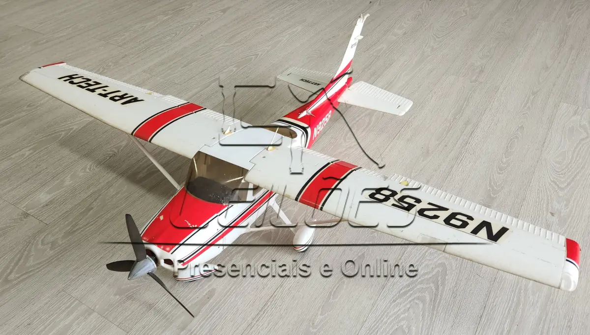 LOTE 007 - Um avião aeromodelo Cessna 182, elétrico Glow 120, em estado de novo.