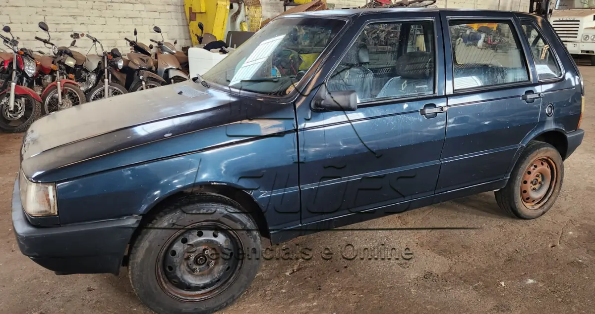 LOTE 004 - Automóvel FIAT/UNO ELECTRONIC, ano/modelo 1995/1995, cor azul, à gasolina, 4 portas, emplacado em Carazinho