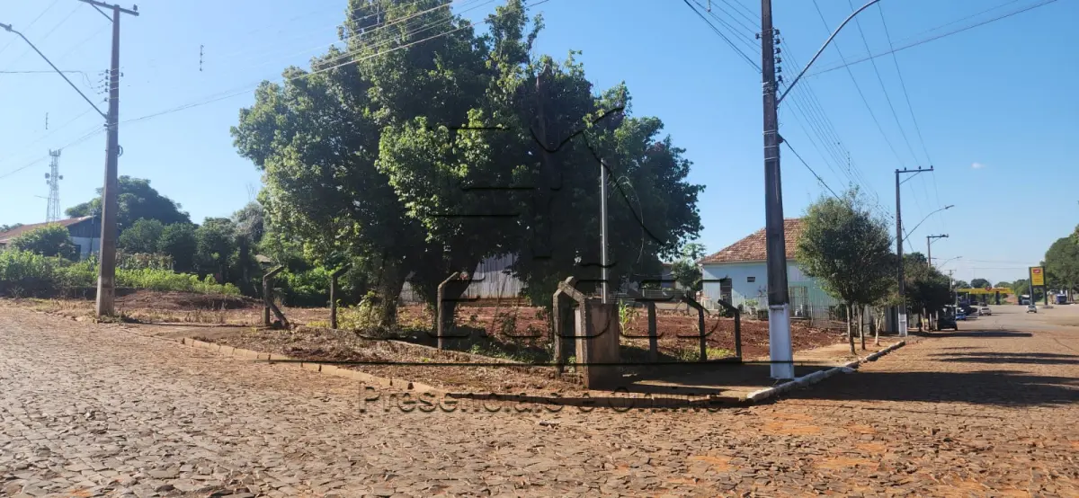 LOTE 001 - Terreno urbano com a área de 1.141,65m², situado no lado ímpar da Rua José Alexandre Neuwald, esquina com a Rua Prestes Guimarães, na cidade de Saldanha Marinho/RS. Imóvel este objeto da matrícula nº 5.132 do livro 2-RG do Registro de Imóveis de Santa Bárbara do Sul/RS.