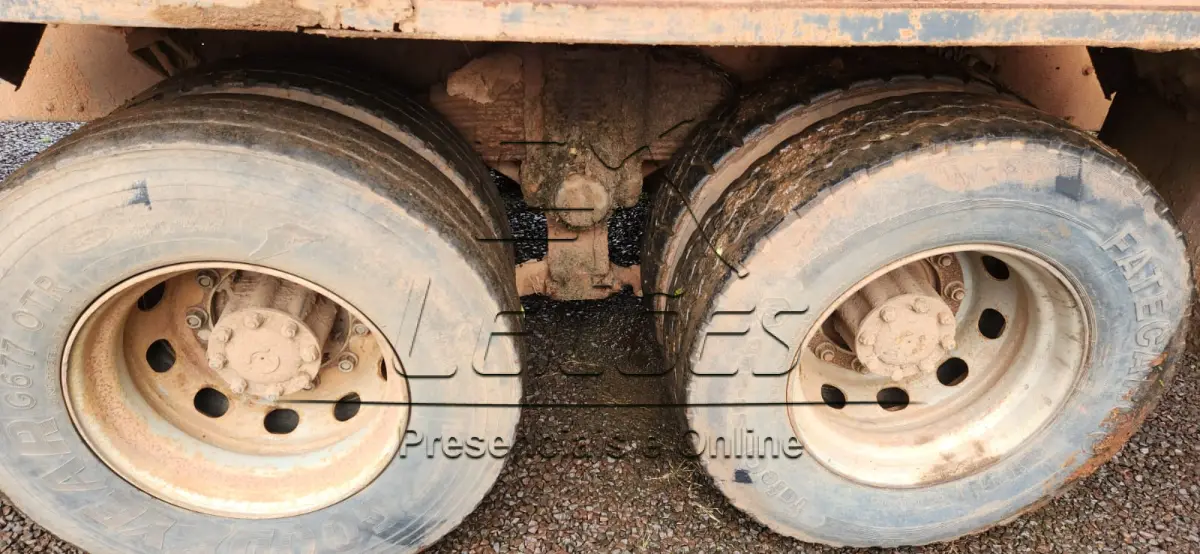 LOTE 003 - Caminhão Iveco/Tector 260E28, 6x4, traçado, 2014/2014, carroceria basculante