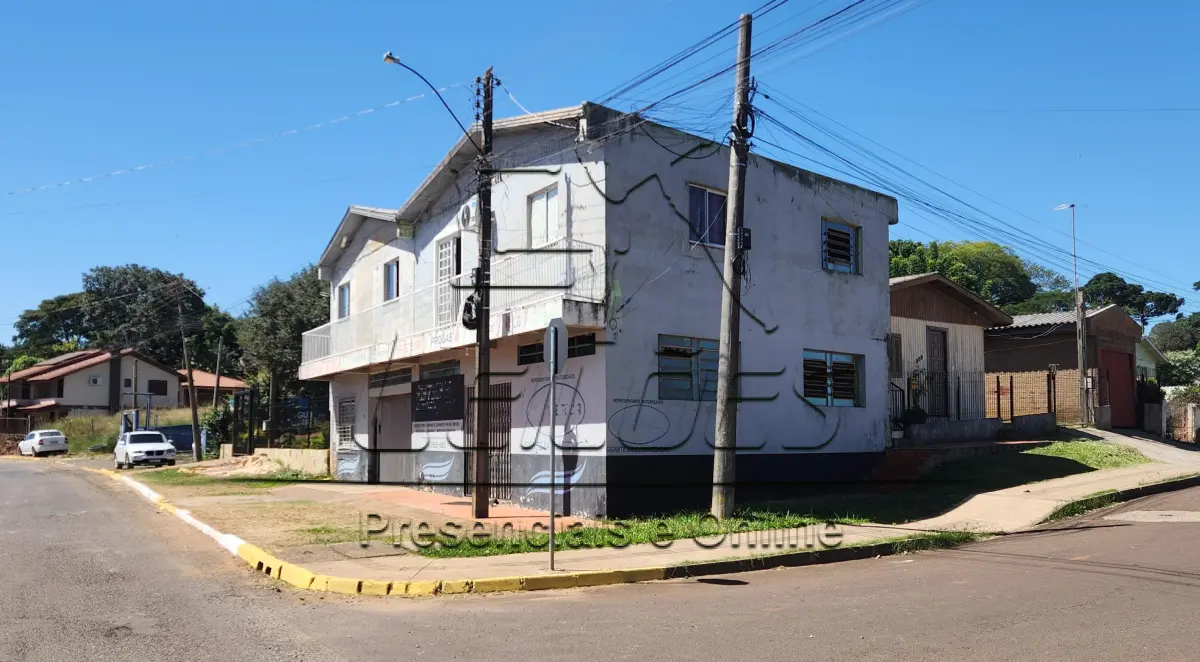 LOTE C-002 - Terreno urbano com a área de 356m², com suas acessões e benfeitorias (casa de alvenaria de dois pavimentos), situado na Rua Senador Salgado Filho, 956, esquina com a Rua Xavantes, Bairro Conceição, em Carazinho/RS. Imóvel este objeto da matrícula nº 21.658 do livro 2-RG do Registro de Imóveis de Carazinho.