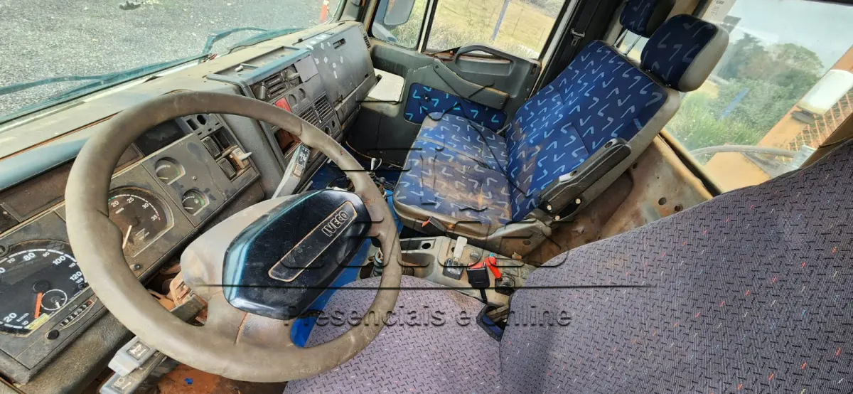 LOTE 003 - Caminhão Iveco/Tector 260E28, 6x4, traçado, 2014/2014, carroceria basculante