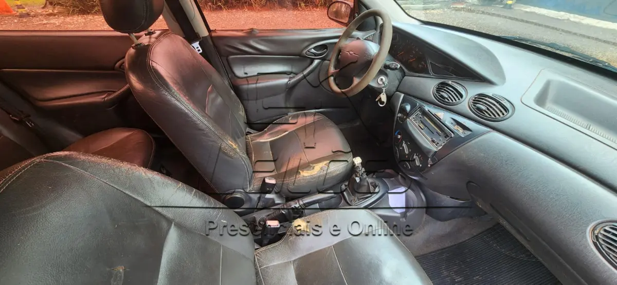 LOTE 779 - Automóvel I/FORD FOCUS 1.8L FC, ano/modelo 2003/2003, cor prata, à gasolina e com 115cv de potência, emplacado em Carazinho/RS.
