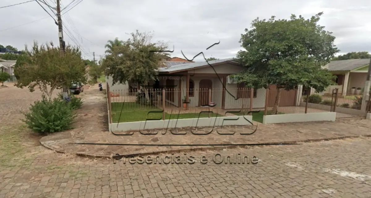 LOTE 001 - Terreno urbano com área de 380,25m², situado no lado ímpar da Rua Pinheiro Machado, esquina com a Rua Senador Alberto Pasqualini, lote 304 da quadra 82, no Loteamento Irmãos Martini, na cidade de Não-Me-Toque/RS. Sobre o referido terreno há a construção de uma casa de alvenaria, coberta com telhas de cimento amianto, com 69,88m², devidamente averbada na matrícula conforme Av.7-3.176. Contudo, conforme constante no laudo de avaliação, a edificação possui 163,29m². Imóvel objeto da matrícula nº 3.176 do Registro de Imóveis de Não-Me-Toque.