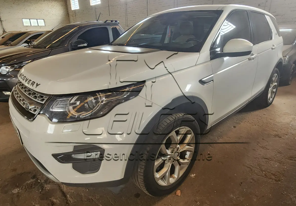 LOTE C-002 - Camioneta LR/DISC SPT D180 HSE 7L (Land Rover Discovery), ano/modelo 2018/2018, cor branca, a diesel e com 180cv de potência, com teto solar.