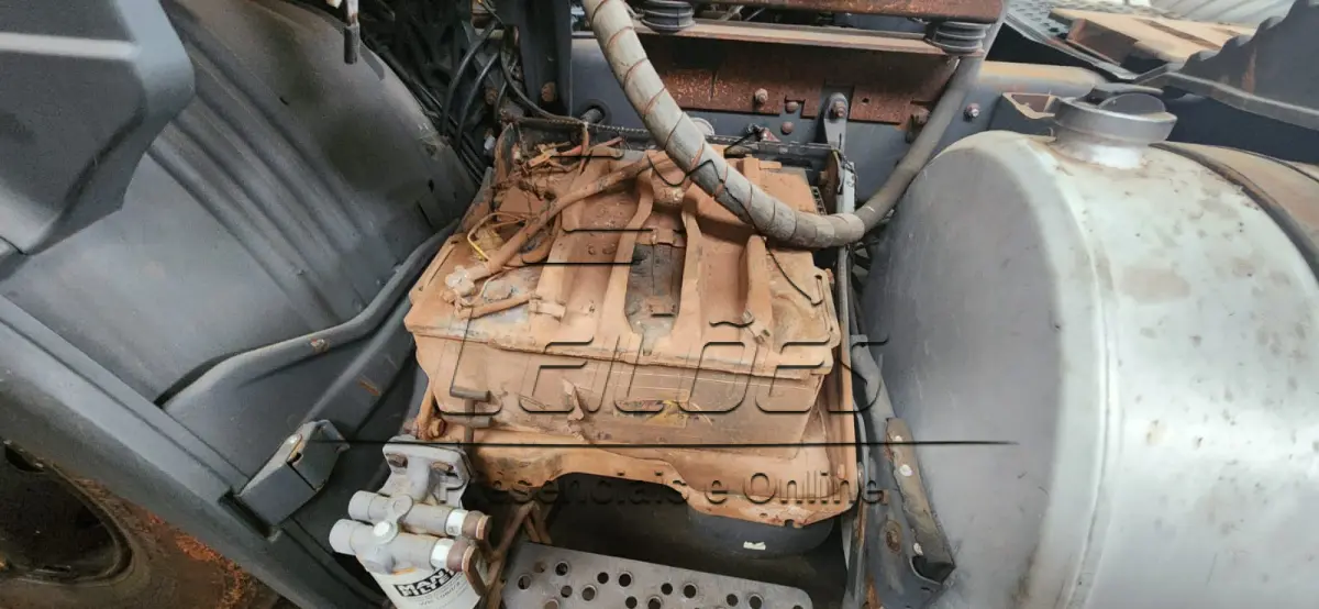 LOTE 000 - Lote único. Caminhão e carretas (lotes 001 e 002). Caminhão Scania/G 420 6x4, ano/modelo 2009, cor branca, 420cv, com tanque suplementar de 900l e com sistema de basculamento; e, Bi-Trem constituído de dois semi-reboques, ano/modelo 2016, com 2 eixos cada, sendo um com capacidade de carga de 10,46ton e outro com 11,62ton, ambos com carroceria basculante.