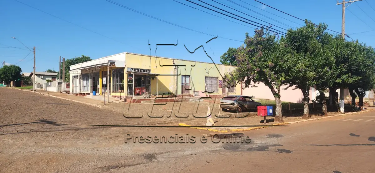 LOTE 001 - Terreno urbano com a área de 600m², com um prédio em alvenaria, sob nº 630, com a área de 130,80m², situado na Avenida Silva Tavares, esquina com a Rua Carlos Coiseritz, na cidade de Saldanha Marinho/RS, lote 201 da quadra 040 no setor 001. Imóvel objeto da matrícula 10.381 do livro 2-RG do Registro de Imóveis de Santa Bárbara do Sul/RS