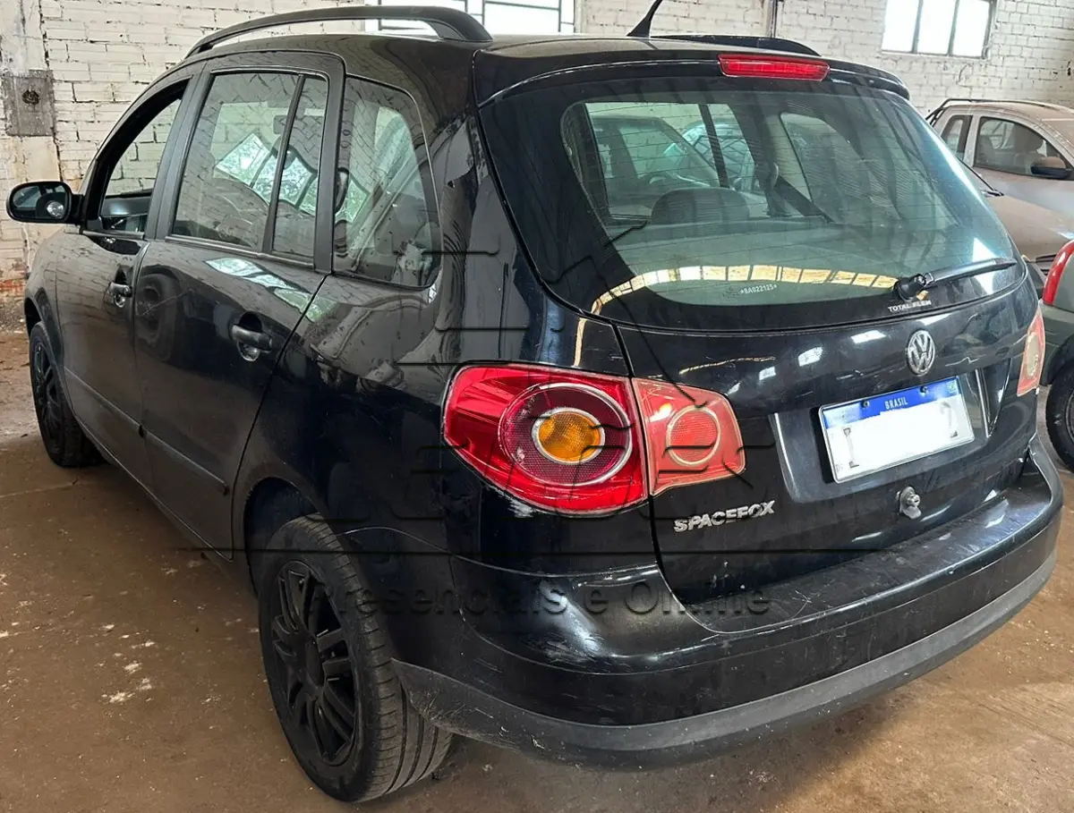 LOTE 001 - Automóvel I/VW SPACEFOX, 2007/2008, cor preta, 4 portas, vidro elétrico, trava elétrica, direção hidráulica e ar condicionado.
