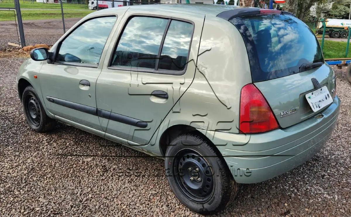 LOTE 005 - Automóvel RENAULT/CLIO RN 1.0 16V, ano/modelo 2002/2003, cor bege, à gasolina e com 68cv de potência, emplacado em Carazinho/RS.