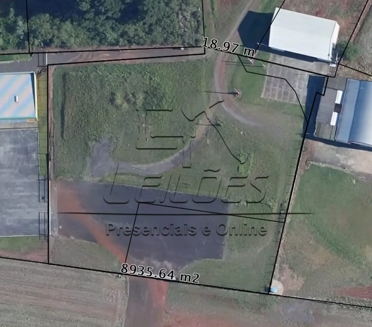 LOTE 002 - Terreno com a área de 8.935,64m² localizado no Passo da Areia, Vila Aeroclube, de frente ao corredor de acesso da BR 285, lote 030 da quadra 090, nesta cidade de Carazinho. Imóvel objeto da matrícula nº 35.953 do livro 2-RG do Registro de Imóveis de Carazinho.