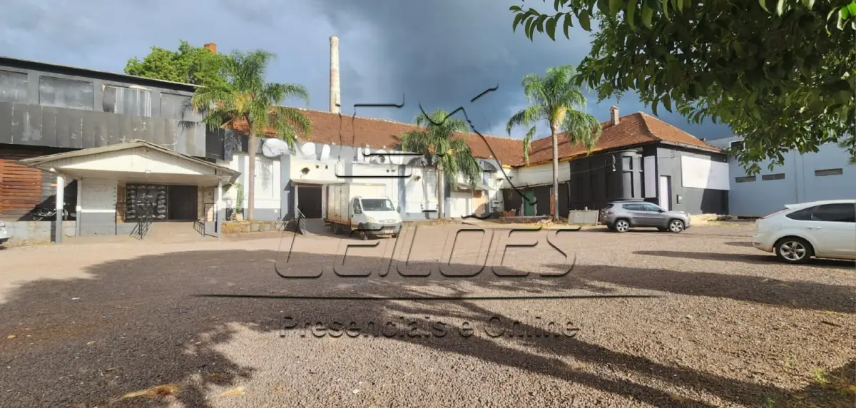 LOTE C-001 - Um terreno urbano com a área de 7.600m², medindo 95m de frente por 80m de frente a fundos, com todas as suas acessões e benfeitorias, localizado na Avenida Flores da Cunha, nesta cidade de Carazinho. Imóvel objeto da matrícula nº 3.593 do livro 2-RG do Ofício de Registro de Imóveis de Carazinho.