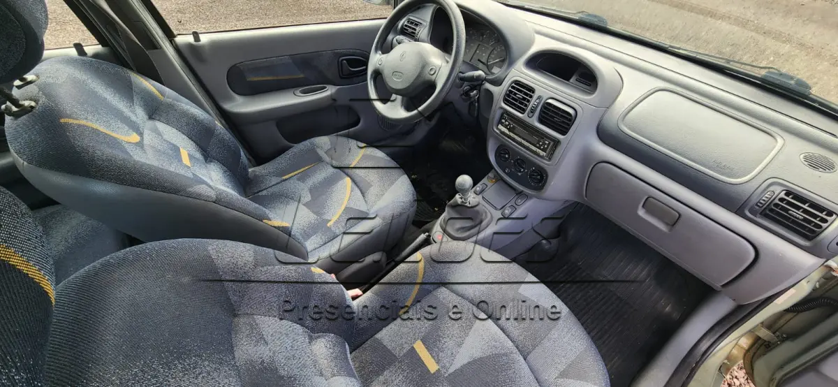 LOTE 005 - Automóvel RENAULT/CLIO RN 1.0 16V, ano/modelo 2002/2003, cor bege, à gasolina e com 68cv de potência, emplacado em Carazinho/RS.
