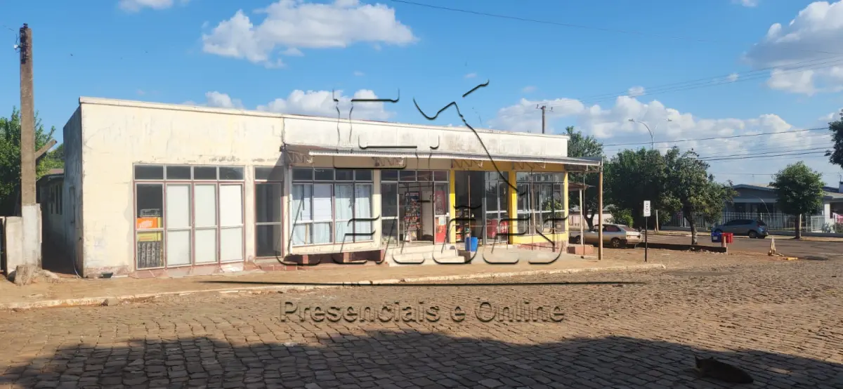 LOTE 001 - Terreno urbano com a área de 600m², com um prédio em alvenaria, sob nº 630, com a área de 130,80m², situado na Avenida Silva Tavares, esquina com a Rua Carlos Coiseritz, na cidade de Saldanha Marinho/RS, lote 201 da quadra 040 no setor 001. Imóvel objeto da matrícula 10.381 do livro 2-RG do Registro de Imóveis de Santa Bárbara do Sul/RS