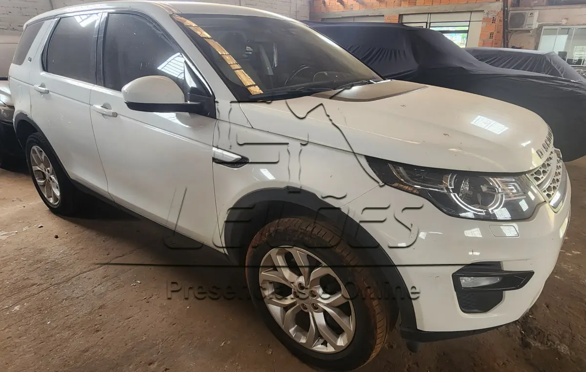 LOTE C-002 - Camioneta LR/DISC SPT D180 HSE 7L (Land Rover Discovery), ano/modelo 2018/2018, cor branca, a diesel e com 180cv de potência, com teto solar.