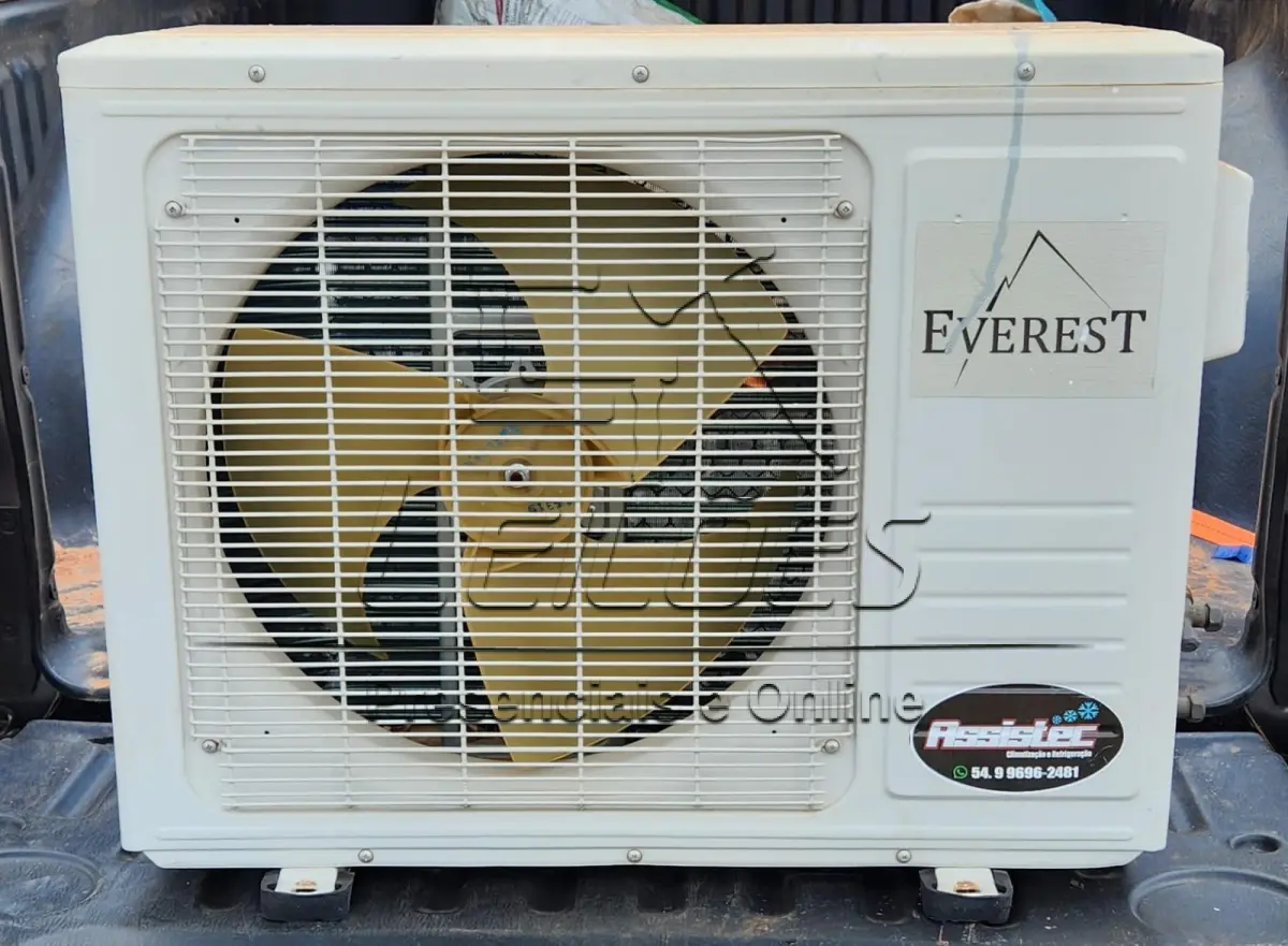 LOTE 009 - Um aparelho de ar condicionado Split de 12000 btus, da marca Everest