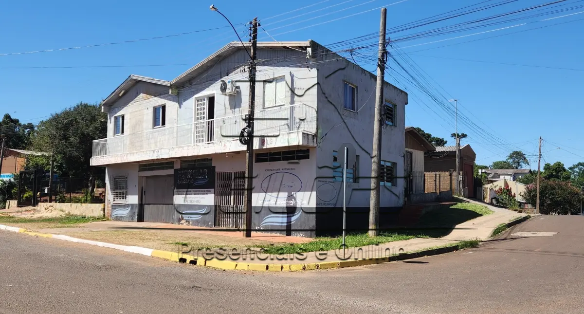 LOTE C-002 - Terreno urbano com a área de 356m², com suas acessões e benfeitorias (casa de alvenaria de dois pavimentos), situado na Rua Senador Salgado Filho, 956, esquina com a Rua Xavantes, Bairro Conceição, em Carazinho/RS. Imóvel este objeto da matrícula nº 21.658 do livro 2-RG do Registro de Imóveis de Carazinho.
